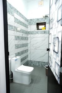 łazienka z toaletą i szklanymi drzwiami w obiekcie PATHIRAMANAL Service Villas w mieście Alleppey
