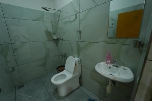 SK Premium Residency في Etakkare: حمام مع مرحاض ومغسلة