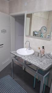 un baño con lavabo y espejo en Entspannung in Hasselborn, en Waldsolms