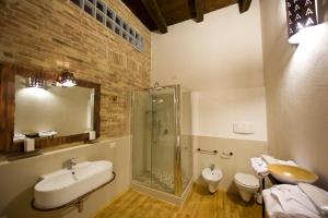 Un baño con ducha, lavabo e inodoro. en Castelletto Suites, en Cagliari 22 fotos más