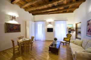 una sala de estar con un sofá y una mesa en Castelletto Suites, en Cagliari