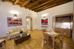 una sala de estar con un sofá y una mesa en Castelletto Suites, en Cagliari