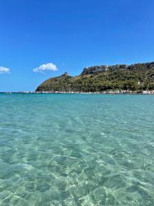 una gran masa de agua con una isla al fondo en Castelletto Suites, en Cagliari