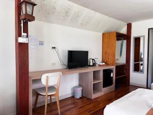 Μια τηλεόραση ή/και κέντρο ψυχαγωγίας στο The Chevalley Beach Resort