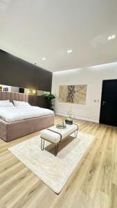 Un dormitorio con una cama grande y una mesa de café. en XQUSITE APARTMENTs, en Lekki