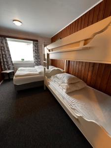 a bedroom with two bunk beds and a window at Ustedalen Lodge, Appartement 1 in Geilo