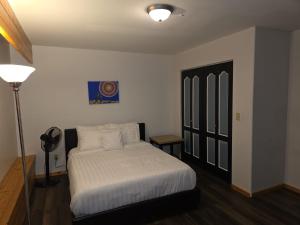 Bujaks في إنوفيك: غرفة نوم بسرير ابيض ومصباح