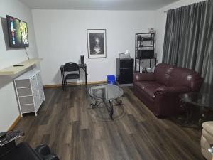 Bujaks في إنوفيك: غرفة معيشة مع أريكة جلدية وطاولة زجاجية