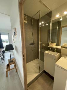 ein Badezimmer mit Dusche, Toilette und Waschbecken in der Unterkunft Studio cocoon avec vue sur le Beaujolais in Mâcon