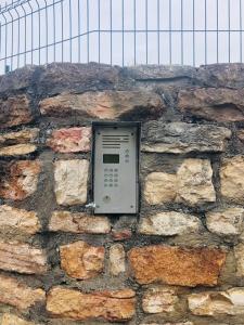 eine in eine Steinwand eingelassene Mikrowelle in der Unterkunft Studio cocoon avec vue sur le Beaujolais in Mâcon + 11 Fotos