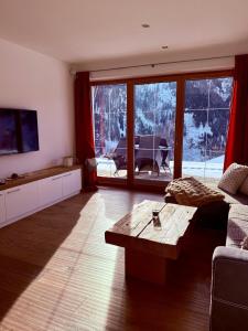 Una televisión o centro de entretenimiento en Bergappartement Talblick