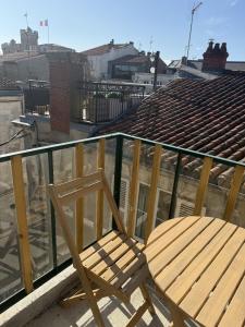 ラ・ロシェルにあるLe Rochelois by Maison ACGの木製の椅子