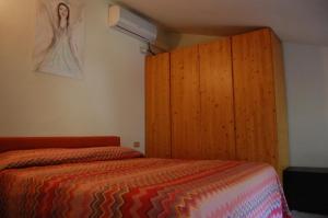 Un dormitorio con una cama y un armario de madera. en Casa Pilar, en Capannori 26 fotos más