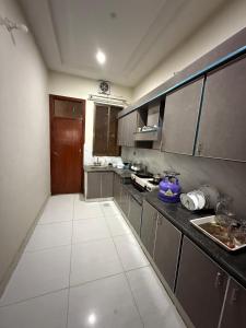 een keuken met roestvrijstalen kasten en een aanrecht bij Gill house in Multan