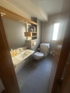 une salle de bain avec des toilettes blanches et un lavabo dans l'établissement Ilidza Suite, à Sarajevo