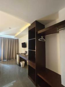 パトンビーチにあるDoze Banglaのリビングルーム(デスク付)、