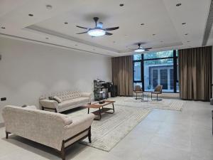 尼兹瓦Alwadi view شرفة الوادي的带沙发和吊扇的客厅