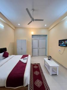 a bedroom with a large bed with a ceiling fan at Hotel Vikrant Inn in Lucknow +17 photos