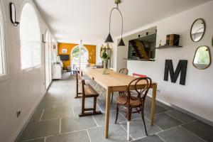 una sala da pranzo con tavolo e sedie di Les Nénuphars magnifique villa au bord du canal a Saint-Alban-de-Montbel