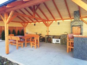 สิ่งอำนวยความสะดวกสำหรับจัดบาร์บีคิวซึ่งผู้เข้าพักใช้ได้ที่ชาเลต์