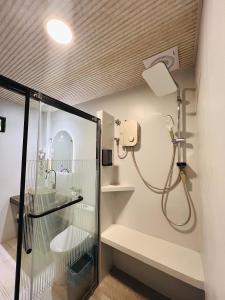 Ένα μπάνιο στο 8 Tranquil Luxury Minimalist Rooms at Lunar Lodge - Eco Valley Retreat 豐之谷