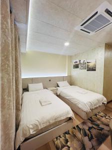 Ένα ή περισσότερα κρεβάτια σε δωμάτιο στο 8 Tranquil Luxury Minimalist Rooms at Lunar Lodge - Eco Valley Retreat 豐之谷