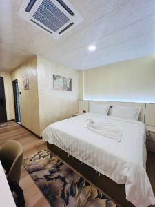 Ένα ή περισσότερα κρεβάτια σε δωμάτιο στο 8 Tranquil Luxury Minimalist Rooms at Lunar Lodge - Eco Valley Retreat 豐之谷