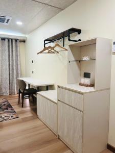 Η κουζίνα ή μικρή κουζίνα στο 8 Tranquil Luxury Minimalist Rooms at Lunar Lodge - Eco Valley Retreat 豐之谷
