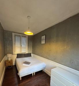 レンヌにあるWAROUX - Flat Rennes 6Pの部屋に白いベッドがある寝室