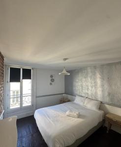 レンヌにあるWAROUX - Flat Rennes 6Pの白いベッドと窓のある寝室