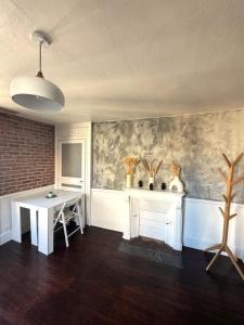 レンヌにあるWAROUX - Flat Rennes 6Pのリビングルーム(テーブル付)