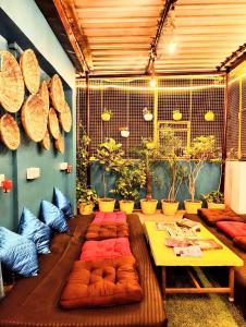 ein Zimmer mit einem Tisch und vielen Kissen darauf in der Unterkunft Hidden Monkey Hostel, Chet Singh Ghat, Varanasi in Varanasi