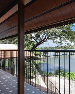 IrimbranallūrMayanadhi Resort的阳台享有树木的景致。 更多7张照片