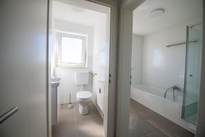 BiberbachW&P Living Wohnung mit Balkon Parkplatz的带马桶、浴缸和水槽的浴室 更多4张照片