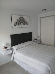 ein Schlafzimmer mit einem Bett mit einem Baum an der Wand in der Unterkunft Apt isabel in Ardales