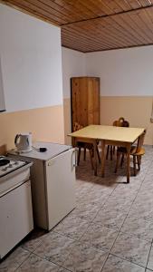 Køkken eller tekøkken på Szafirowy Pensjonat Pracowniczy + 13 billeder