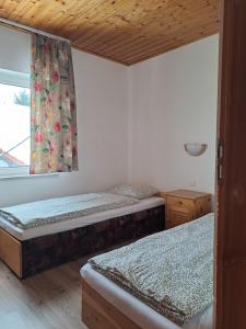 En eller flere senge i et værelse på Szafirowy Pensjonat Pracowniczy