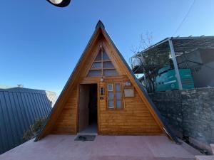 uma pequena casa de madeira com um telhado triangular em Muskan Mount View Retreat, Mukteshwar em Mukteswar mais 1 fotografia