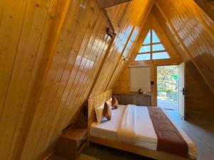 um quarto com uma cama grande num quarto de madeira em Muskan Mount View Retreat, Mukteshwar em Mukteswar
