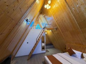 um quarto com uma cama e uma escada num sótão em Muskan Mount View Retreat, Mukteshwar em Mukteswar