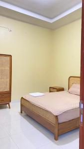 Ένα ή περισσότερα κρεβάτια σε δωμάτιο στο Candra Kost