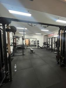 un gimnasio con mucho equipamiento en una habitación en Oltremare FRONTE SPIAGGIA, en Ladispoli