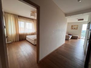 Ένα ή περισσότερα κρεβάτια σε δωμάτιο στο Naujos statybos trijų kambarių butas Dragūnų gatvėje +6 φωτογραφίες