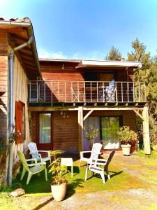 a house with three chairs and a balcony at Gîte Soye in Eauze +5 photos