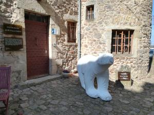 索略Vaste chambre au centre du bourg的建筑物外的一座北极熊雕像