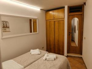 Casa Vacanza Opuntia في سبرلونغا: غرفة نوم بسريرين عليها مناشف بيضاء