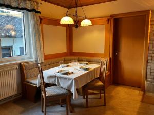Un comedor con mesa y sillas y una ventana. en Ferienwohnung Familie Hernaus, en Etmissl 7 fotos más