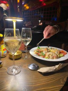 Ποτά στο Full Moon Confidence Cave Rest After the Rave