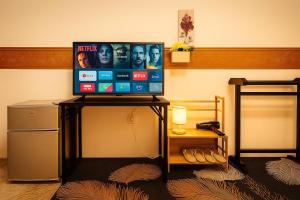 Μια τηλεόραση ή/και κέντρο ψυχαγωγίας στο Haad Rin Confidence Cave Rest After the Rave