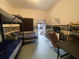 Ένα ή περισσότερα κρεβάτια σε δωμάτιο στο Haad Rin Confidence Cave Rest After the Rave